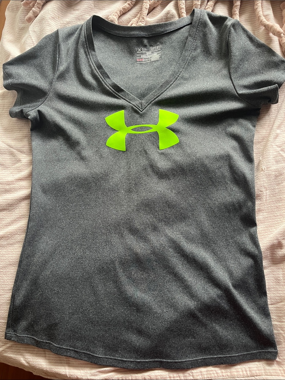 Under Armour Women's Gray V-Neck Tee (size XS)